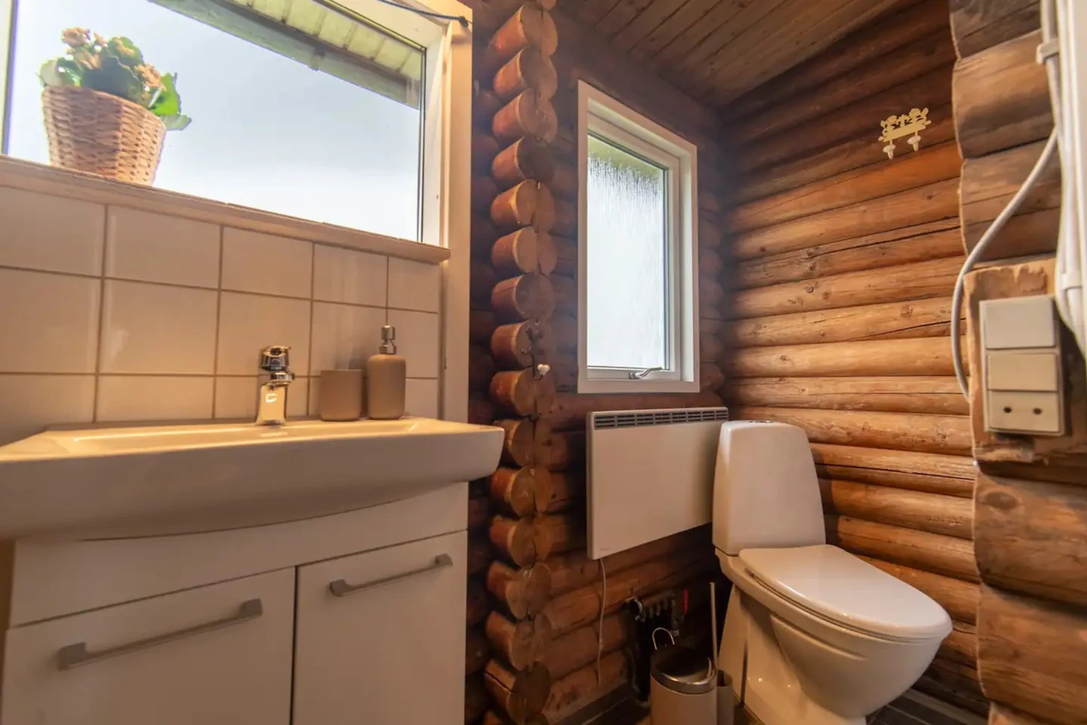 Bad mit Waschbecken und WC