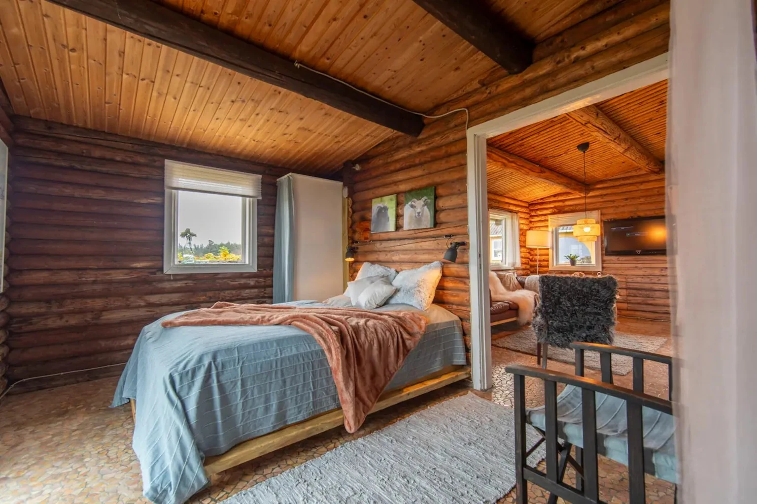 Schlafzimmer mit Doppelbett und blauer Decke