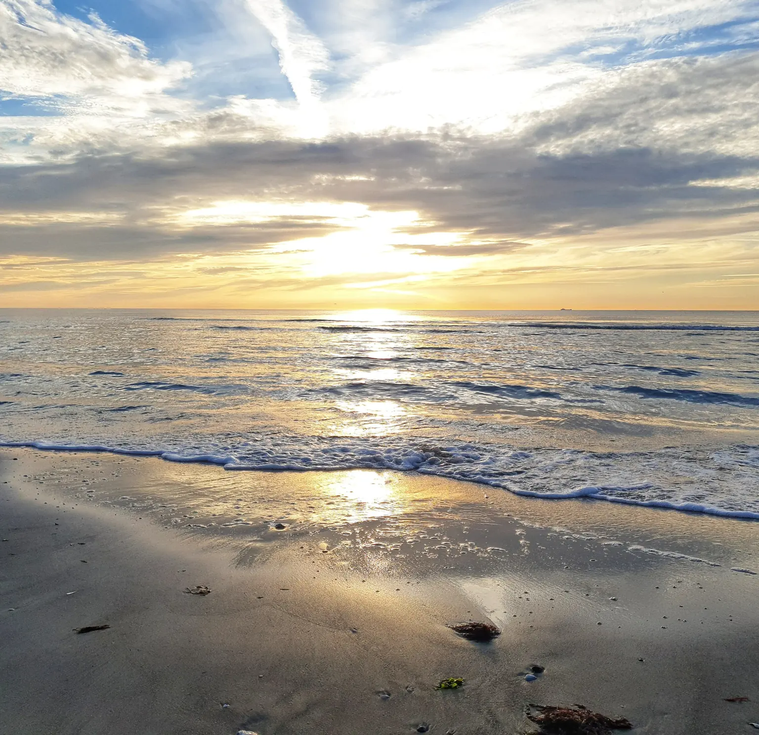 Abendsonne über dem Strand, Wellen im Gegenlicht