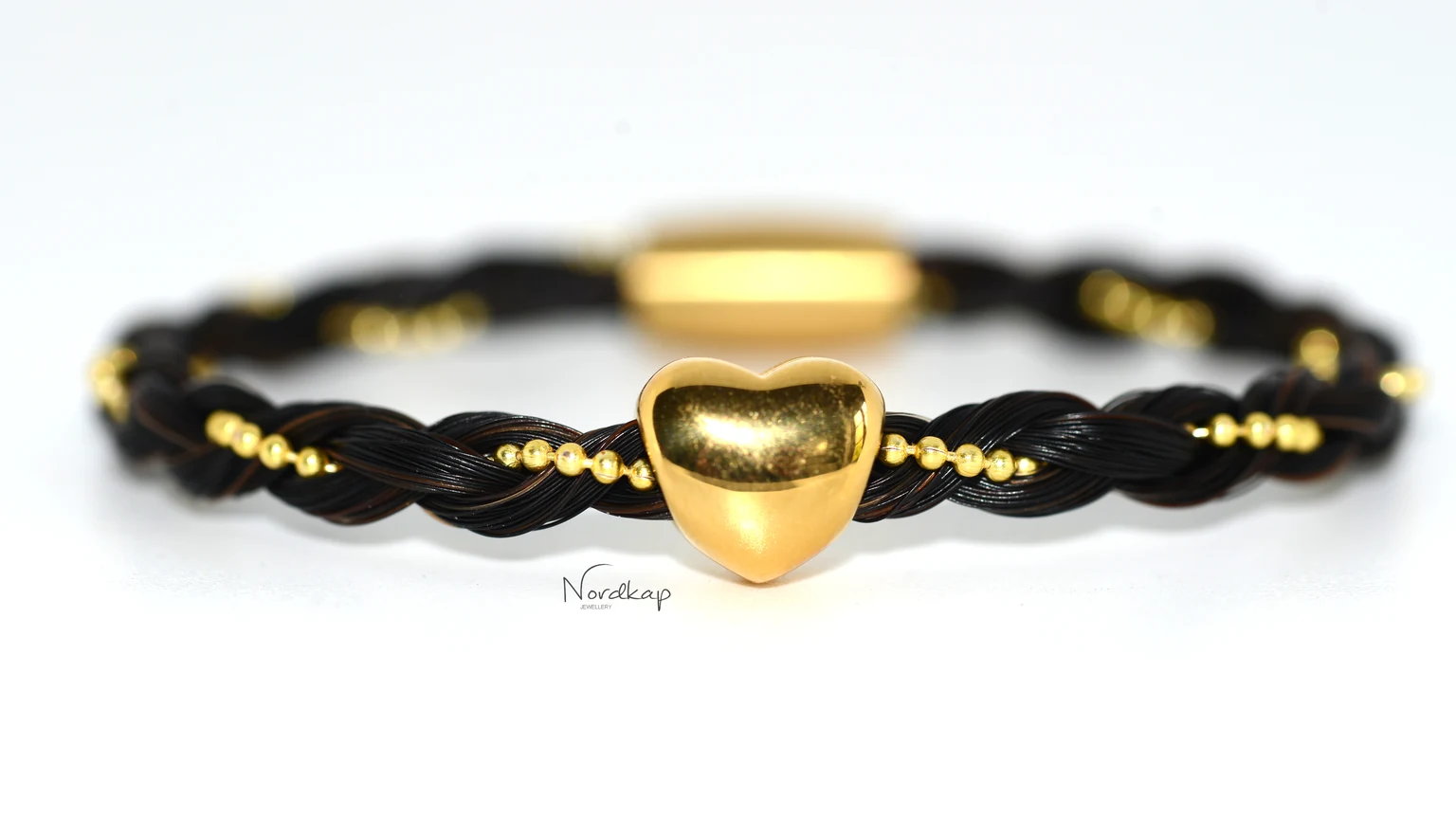 Armband aus schwarzem Pferdehaar mit goldfarbener Kugelkette und Herz