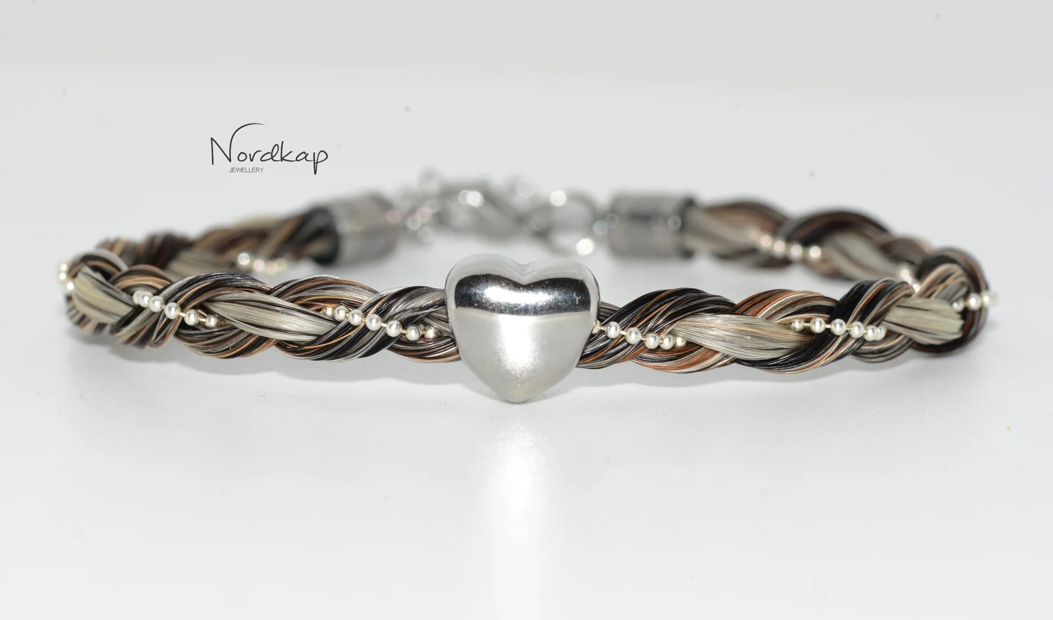 Armband aus braunem und grauem Pferdehaar mit silberfarbener Kugelkette und Herz