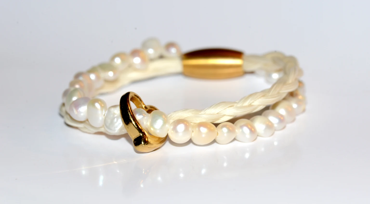 Armband aus hellem Pferdehaar mit Süßwasserperlen und goldfarbenem Herz