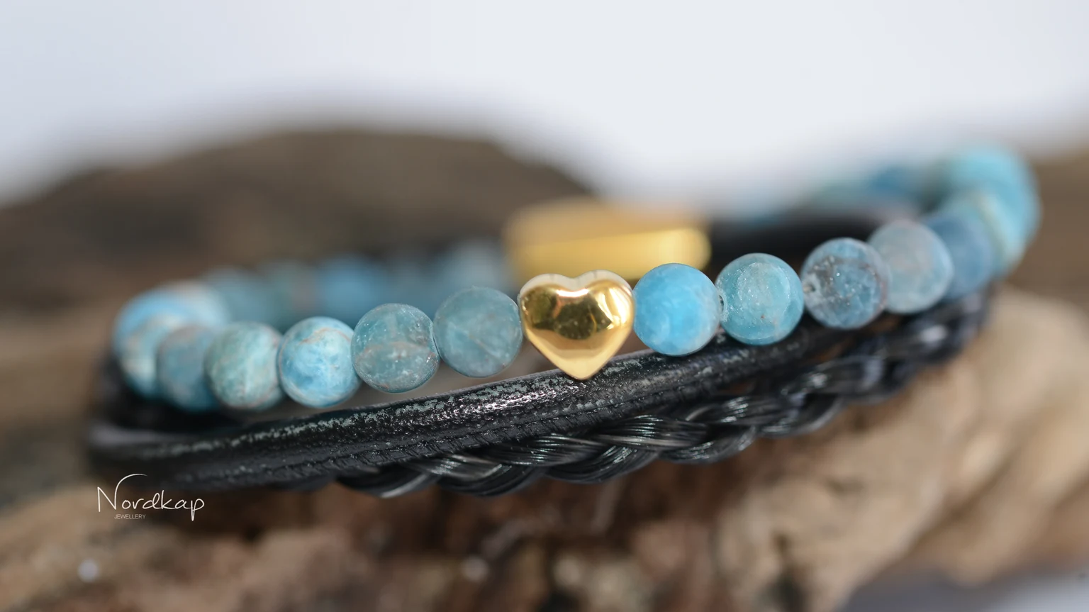 Armband mit hellblauen Halbedelsteinen, Leder und goldfarbenem Herz