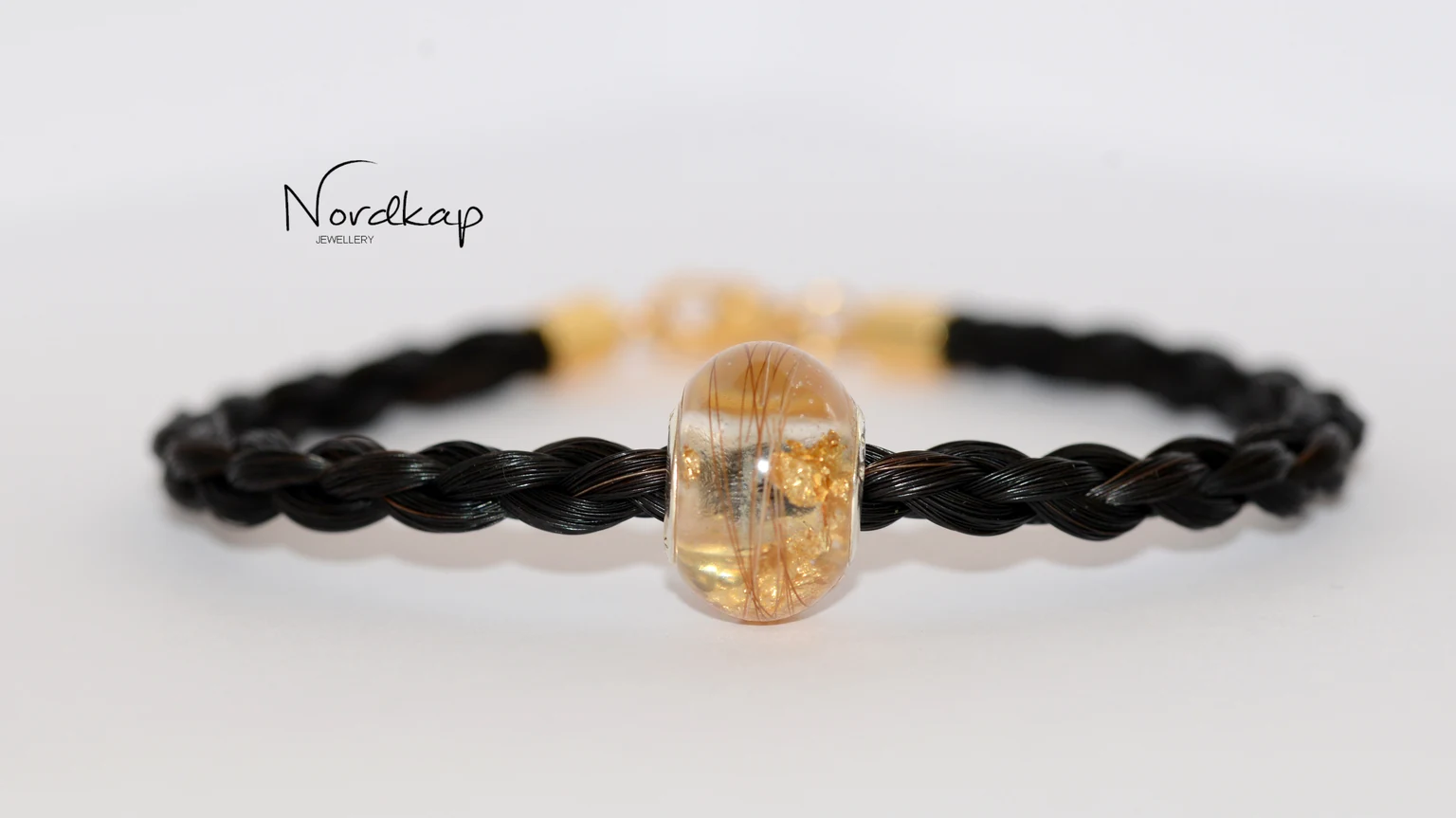 Armband aus schwarzem Pferdehaar mit einer Soul Bead und goldfarbenem Verschluss
