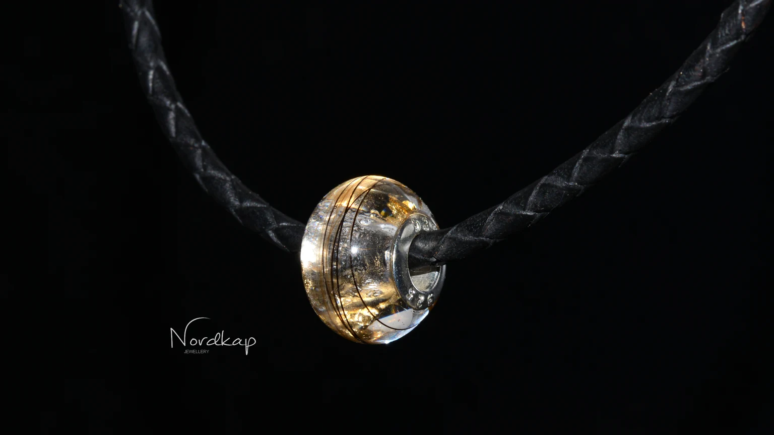 Soul Bead mit eingeschlossenem Haar an einer geflochtenen schwarzen Kordel