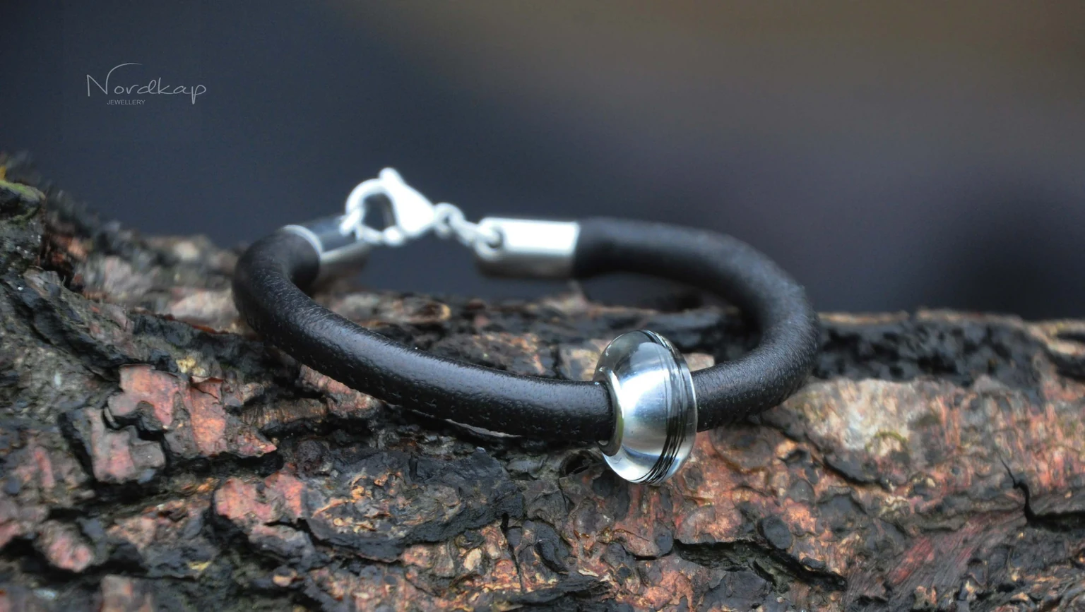 Schwarzes Lederarmband mit einer Soul Bead auf Rinde