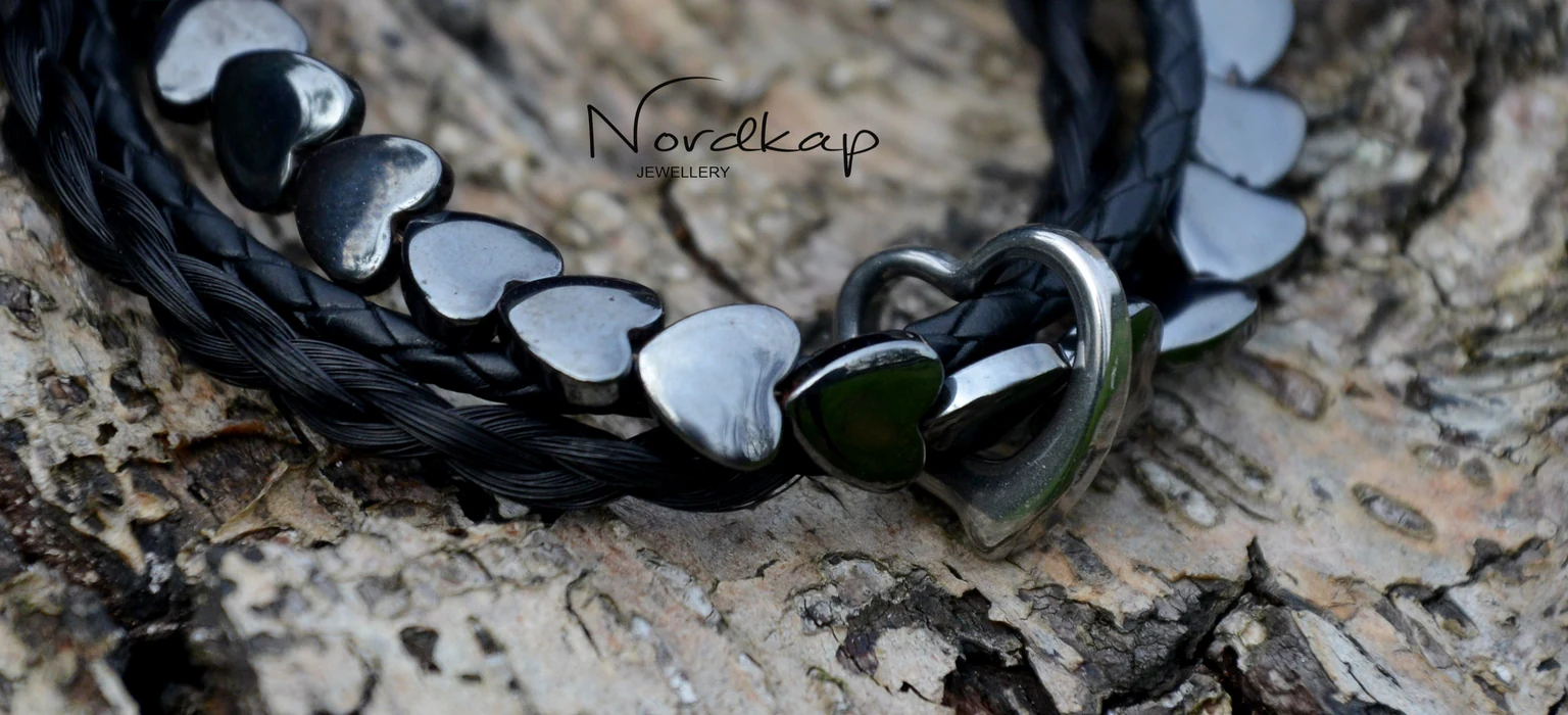 Zweireihiges schwarzes Armband aus Pferdehaar mit dunkel glänzenden Herzen und einem Herz aus Edelstahl