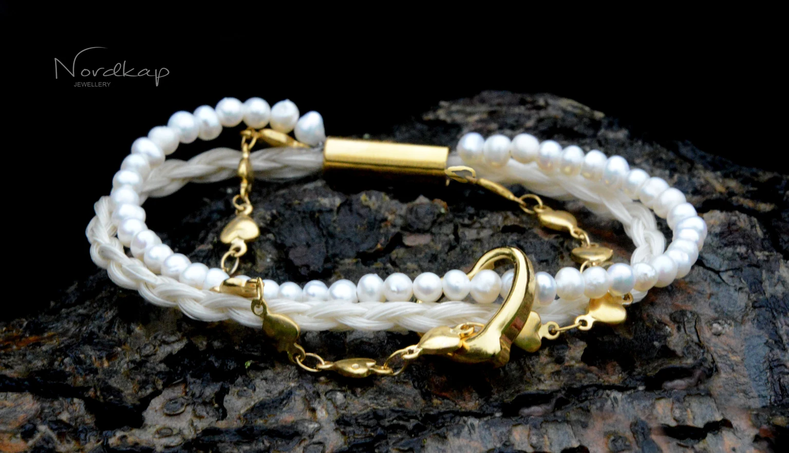 Armband aus hellem Pferdehaar mit Süßwasserperlen und goldfarbenem Herz